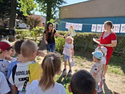 Dzieci podczas wręczenia nagród za uczestnictwo w konkursie.