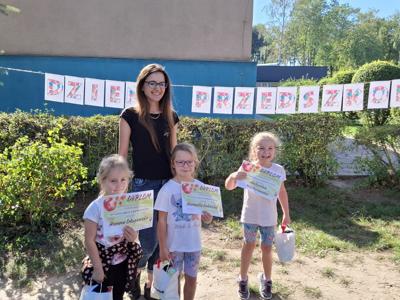 Pani dyrektor oraz reprezentantki przedszkola w konkursie.