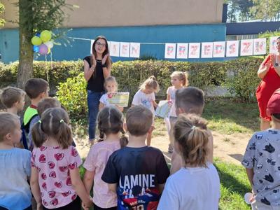 Dzieci podczas wręczenia nagród za uczestnictwo w konkursie.