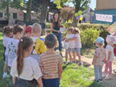 Dzieci podczas wręczenia nagród za uczestnictwo w konkursie.