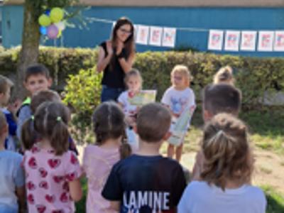 Dzieci podczas wręczenia nagród za uczestnictwo w konkursie.