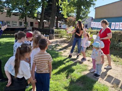 Dzieci podczas wręczenia nagród za uczestnictwo w konkursie.