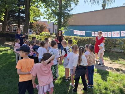 Dzieci podczas wręczenia nagród za uczestnictwo w konkursie.