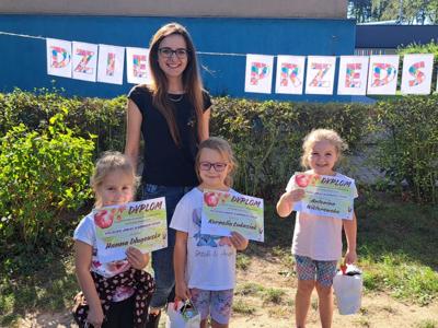 Pani dyrektor oraz reprezentantki przedszkola w konkursie.