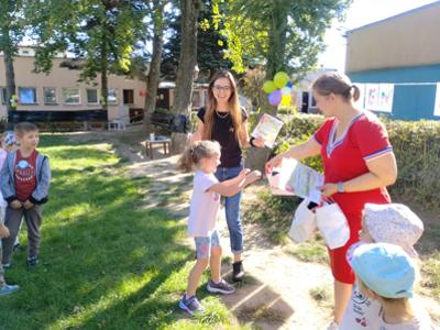 Dzieci podczas wręczenia nagród za uczestnictwo w konkursie.