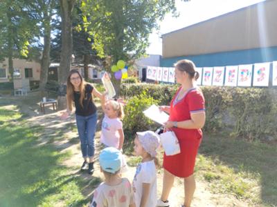 Dzieci podczas wręczenia nagród za uczestnictwo w konkursie.