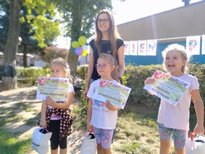 Pani dyrektor oraz reprezentantki przedszkola w konkursie.