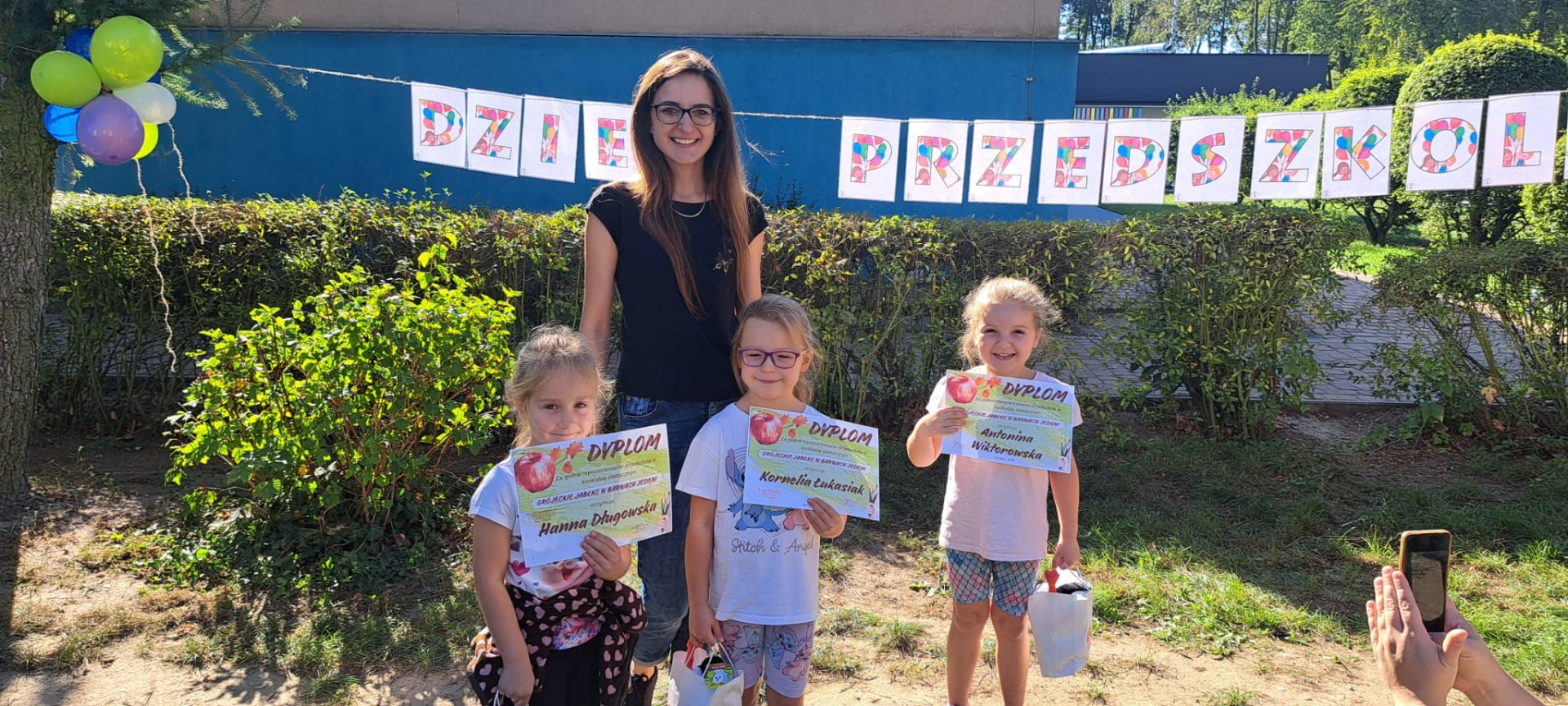 Pani dyrektor oraz reprezentantki przedszkola w konkursie.