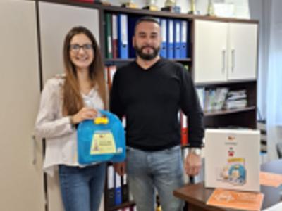 Pani dyrektor Magdalena Gądek oraz pan radny Kamil Sobczak podczas przekazania do przedszkola LifeVack.