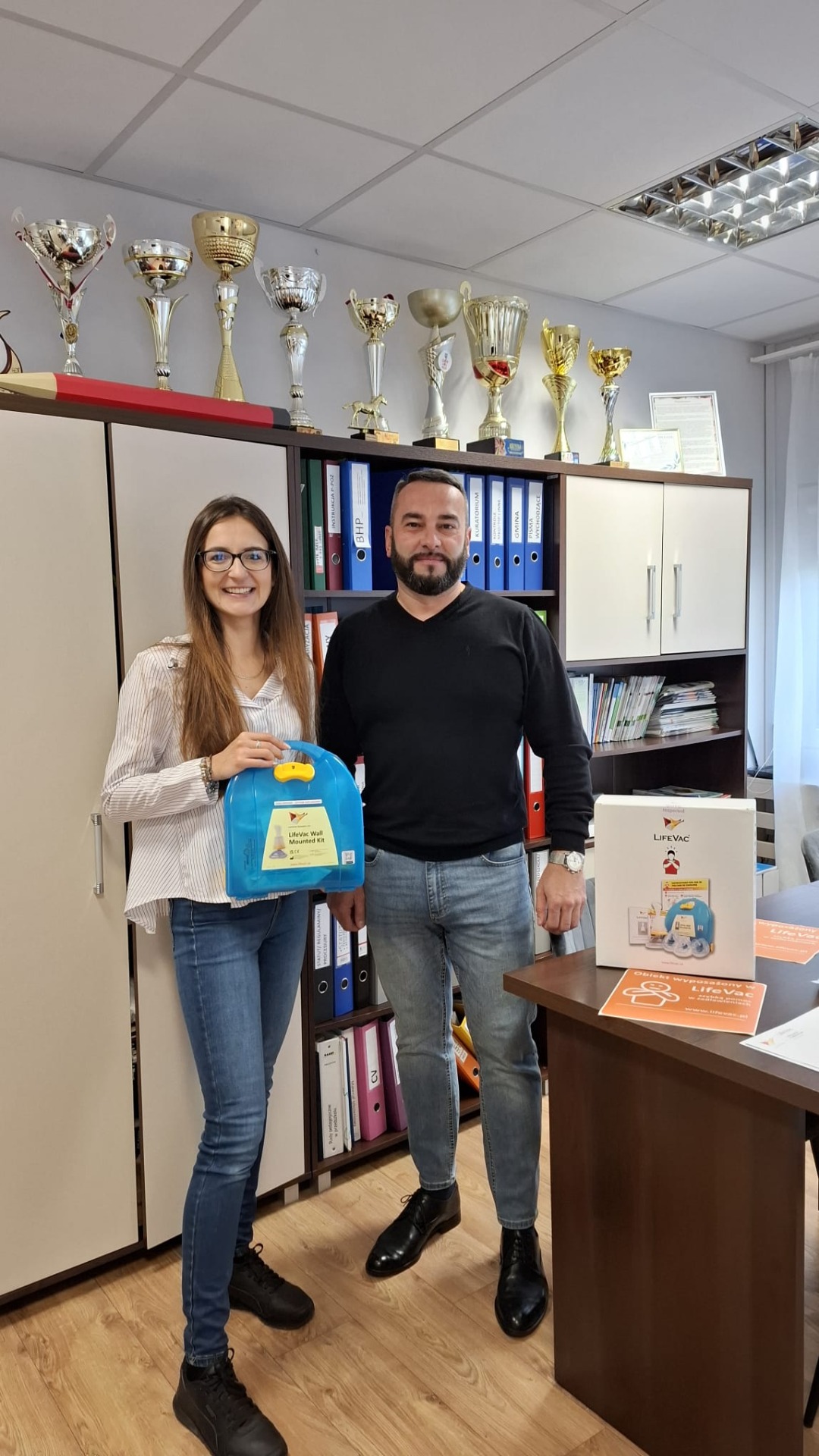 Pani dyrektor Magdalena Gądek oraz pan radny Kamil Sobczak podczas przekazania do przedszkola LifeVack.