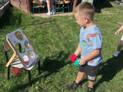 Dzieci bawiące się podczas Dnia Przedszkolaka.