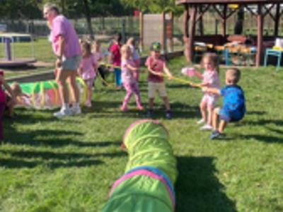 Dzieci bawiące się podczas Dnia Przedszkolaka.