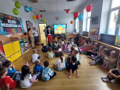 Dzieci bawiące się podczas Dnia Przedszkolaka.