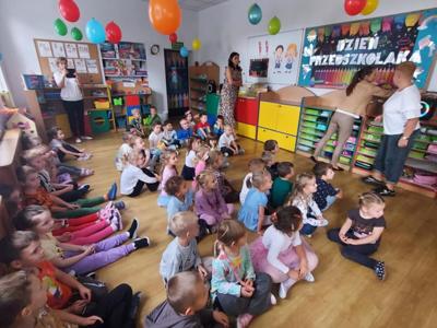 Dzieci bawiące się podczas Dnia Przedszkolaka.