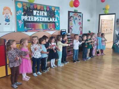 Dzieci bawiące się podczas Dnia Przedszkolaka.