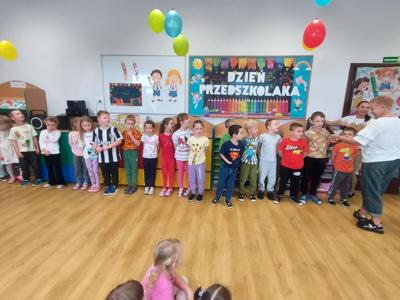 Dzieci bawiące się podczas Dnia Przedszkolaka.