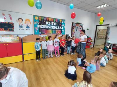 Dzieci bawiące się podczas Dnia Przedszkolaka.