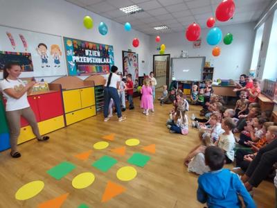 Dzieci bawiące się podczas Dnia Przedszkolaka.