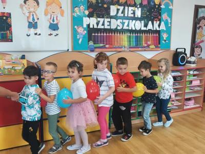 Dzieci bawiące się podczas Dnia Przedszkolaka.