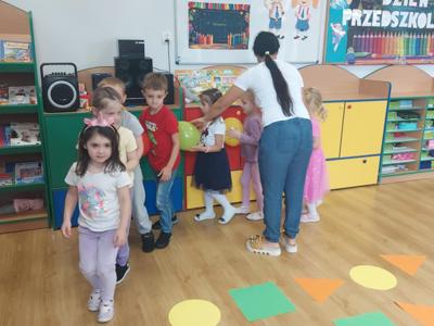 Dzieci bawiące się podczas Dnia Przedszkolaka.