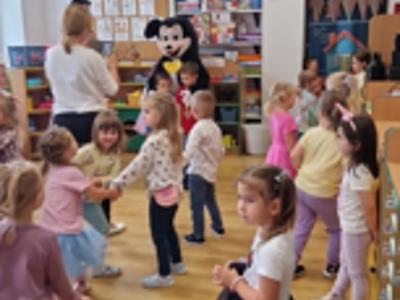 Dzieci bawiące się podczas Dnia Przedszkolaka.