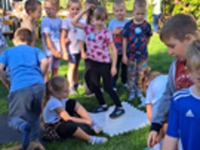 Dzieci bawiące się podczas Dnia Przedszkolaka.