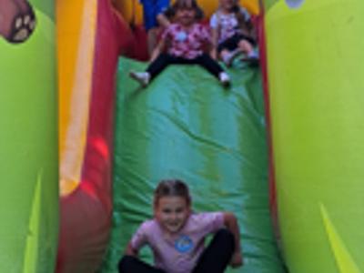 Dzieci bawiące się podczas Dnia Przedszkolaka.