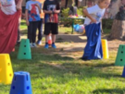 Dzieci bawiące się podczas Dnia Przedszkolaka.