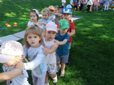 Dzieci bawiące się podczas Dnia Przedszkolaka.