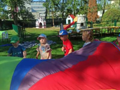 Dzieci bawiące się podczas Dnia Przedszkolaka.