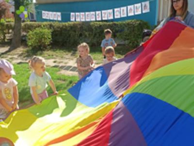 Dzieci bawiące się podczas Dnia Przedszkolaka.