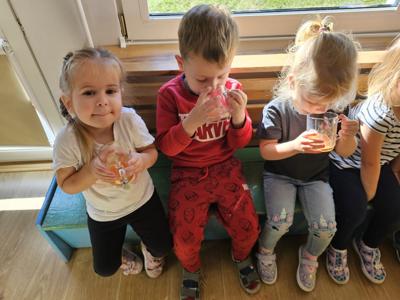 Dzieci spożywające sok. 