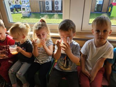 Dzieci spożywające sok. 