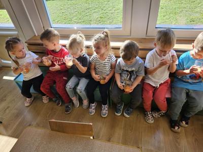 Dzieci spożywające sok. 