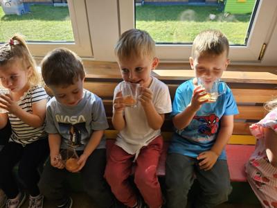 Dzieci spożywające sok. 