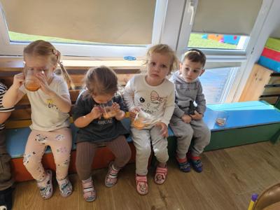 Dzieci spożywające sok. 