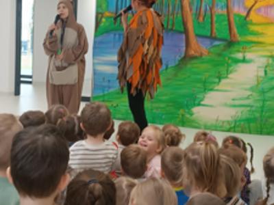 Aktorzy podczas przedstawienia teatralnego.