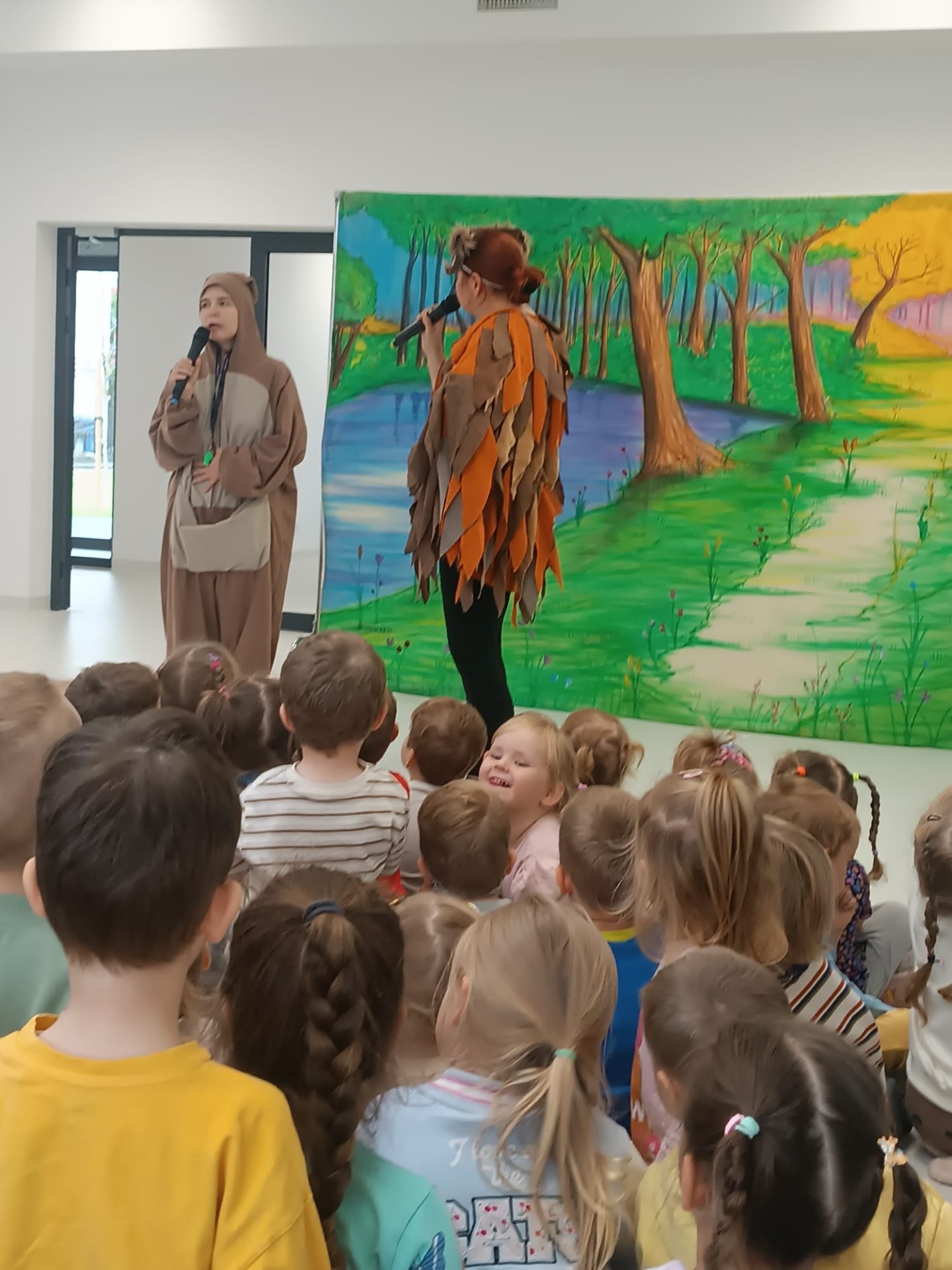 Aktorzy podczas przedstawienia teatralnego. 