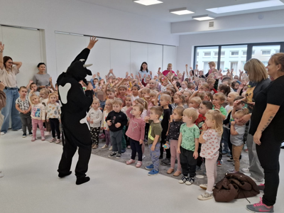 Przedszkolaki podczas przedstawienia teatralnego. 