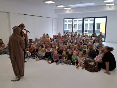 Przedszkolaki podczas przedstawienia teatralnego. 