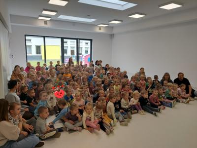 Przedszkolaki podczas przedstawienia teatralnego. 