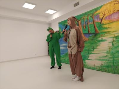 Scenografia, aktorzy- kangur i żaba. 