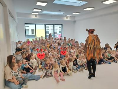 Przedszkolaki podczas przedstawienia teatralnego. 