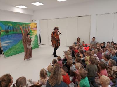 Scenografia, aktorzy- kangur i sowa. 