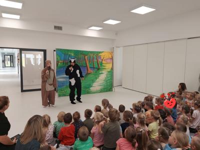 Scenografia, aktorzy- kangur i krowa.