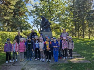 Grupa przedszkolaków pod pomnikiem Fryderyka Chopina.