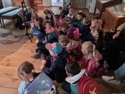 Grupa przedszkolaków podczas koncertu.