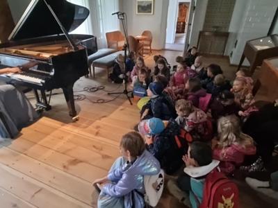 Grupa przedszkolaków podczas koncertu.