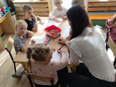 Dzieci podczas pracy plastycznej "Mój przyjaciel"