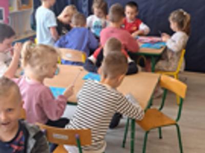 Dzieci podczas pracy plastycznej "Ławica ryb".